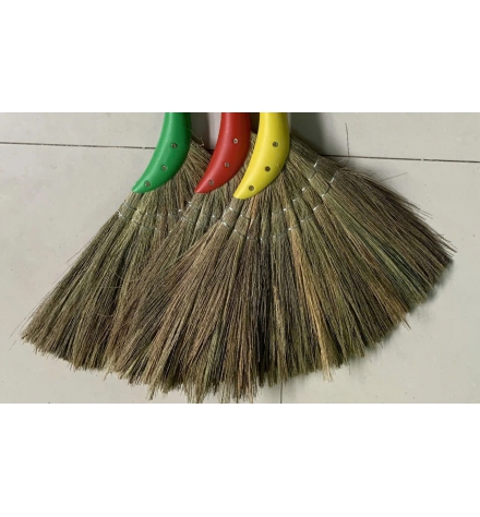 Chổi cỏ cán nhựa